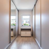 Z jedné místnosti udělali manželé šatnu. Když je nouze, dá se v ní nafouknout jednolůžko, což vnučka bere jako bojovku.