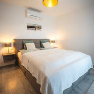 Oproti typovému návrhu je v ložnici o jedno okno méně. Přibylo ovšem francouzské.