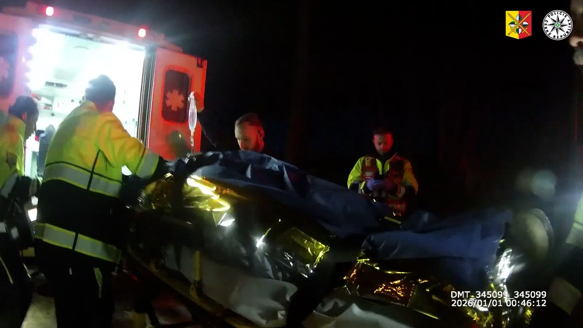 Muž v Praze přišel při odpalování petardy o ruce. Policie zveřejnila drsné záběry