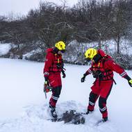 Po změření vrátí hasiči vyjmutou kostku zpátky, aby znovu zamrzla.