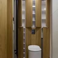 I tak malý prostor jako toaleta může nabídnout spoustu úložného prostoru.