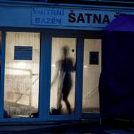 Do šaten se z venkovního bazénu probíhá krátkým tunelem.