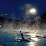 Venkovní bazén Plaveckého stadionu v Podolí je otevřený i v zimě.