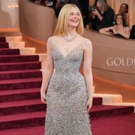 Elle Fanningová rozdávala úsměvy v šatech značky Gucci.