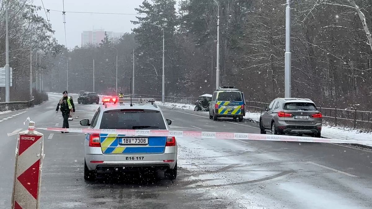 Tragická nehoda v Brně. Po střetu dvou aut jedno narazilo do sloupu, řidič na místě zemřel