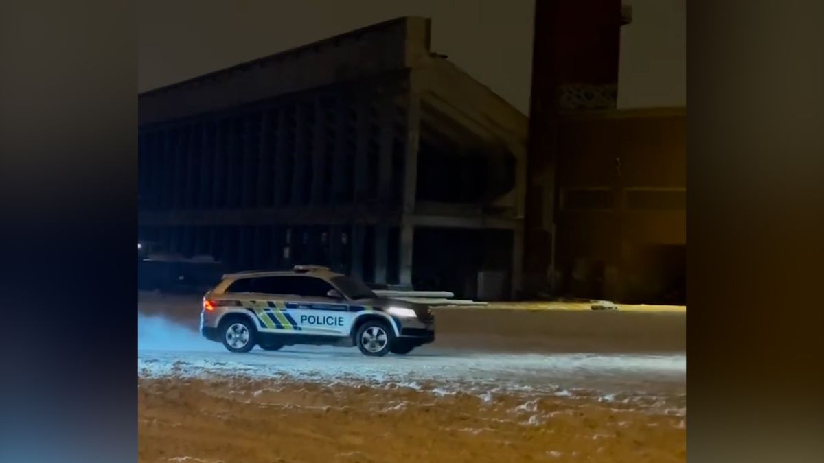 Driftující policisty na sněhu v Praze natočila kamera, zakázanou jízdu prověřuje kontrola