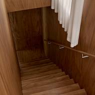 Schodiště je kompletně obložené dřevem.