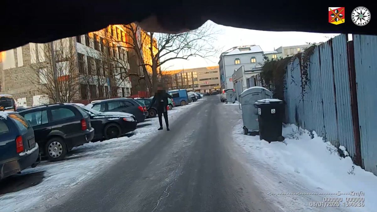 Mladík chodil po Náchodě v kukle a se zbraní. Policie ho zadržela