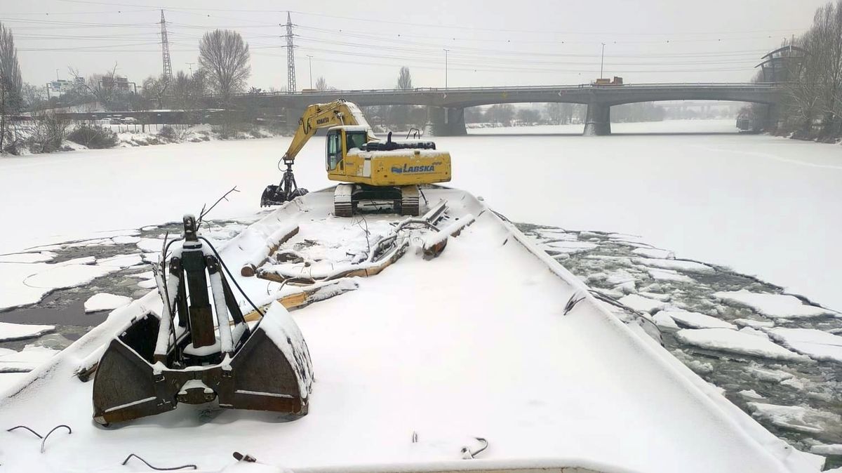 Na středočeských řekách začalo umělé boření ledů, správci varují před vstupem