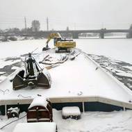 Bourání ledu na řece Berounce