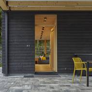 Vstup do domu je šikovně zasazený pod zastřešení.