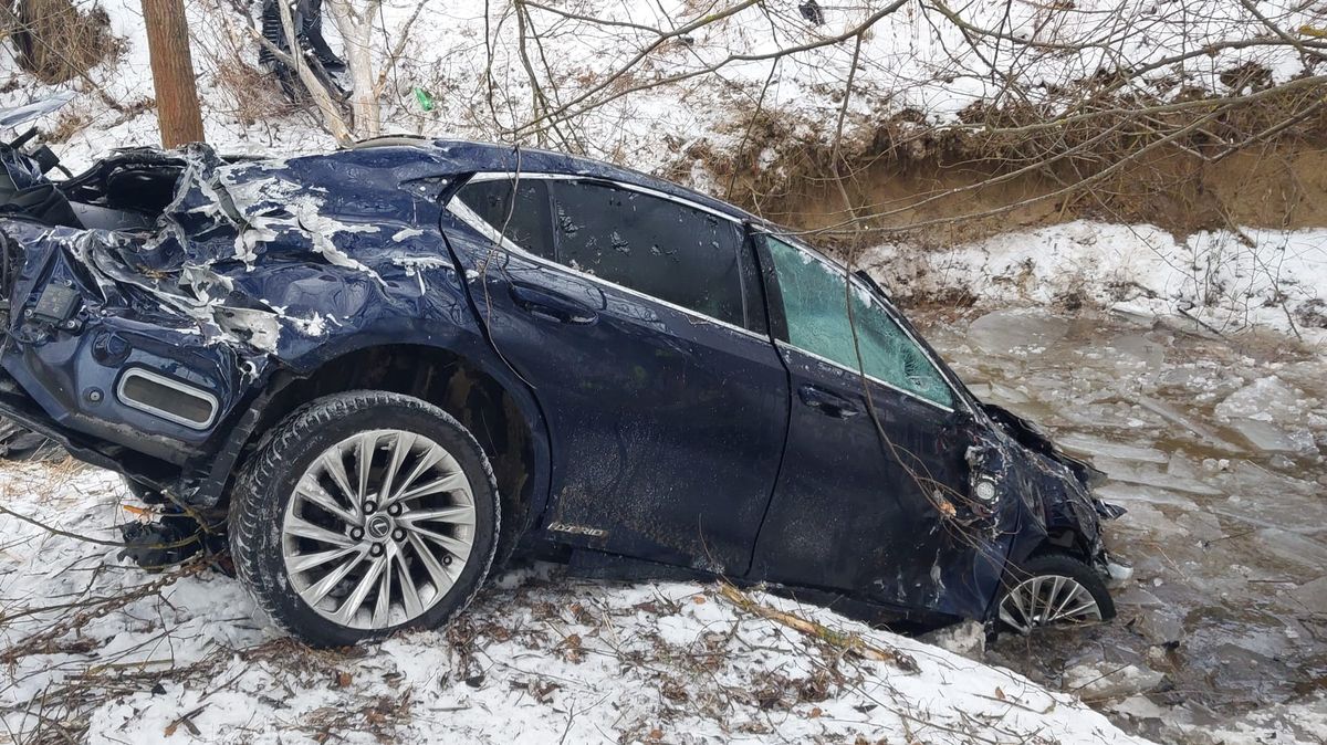 Řidič lexusu skončil na Vysočině v potoce, vrtulník letěl i pro cyklistku po nárazu do dveří auta
