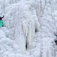 Na mohutném skalním masivu působí horolezci jako mravenci.