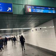 Vlaky nabraly zpoždění kvůli sněhu a ledovce. Takhle to v úterý ráno vypadalo na pražském hlavním nádraží  