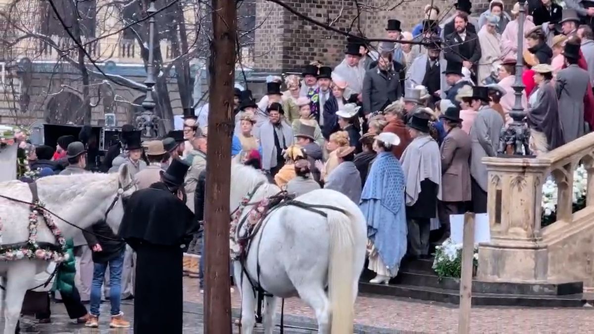 New York uprostřed Prahy. Náměstí Míru se pro seriál Netflixu proměnilo v kulisu 19. století