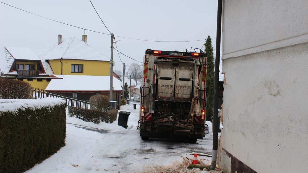 Řidič popelářského auta nezvládl na Přerovsku couvání. Poničil rodinný dům