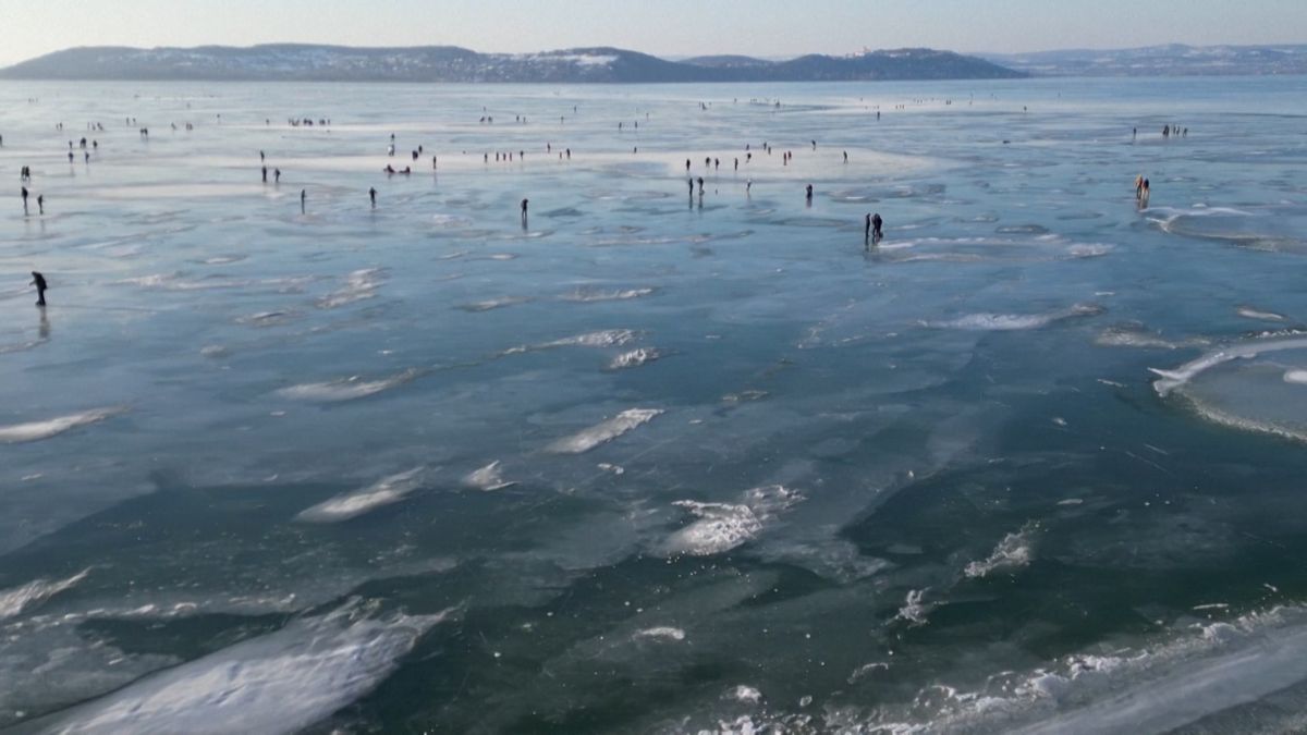 Zamrzlý Balaton se proměnil v obří přírodní kluziště