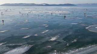 Zamrzlý Balaton se proměnil v obří přírodní kluziště