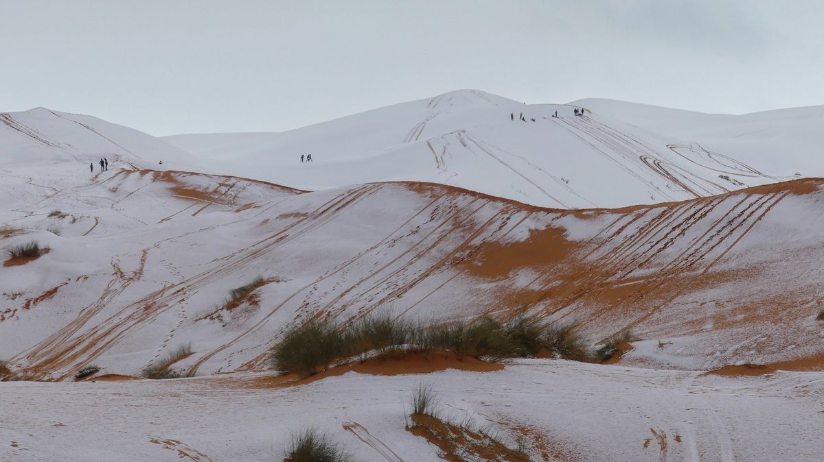 Saharské duny zasypal vzácný sníh