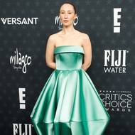 Tyrkysové šaty bez ramínek s výraznou sukní zvolila herečka Erin Dohertyová, která se objevila v seriálu Adolescence (Adolescent). 