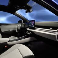 Palubní deska má jednoduché tvary s výraznými horizontálními liniemi. 