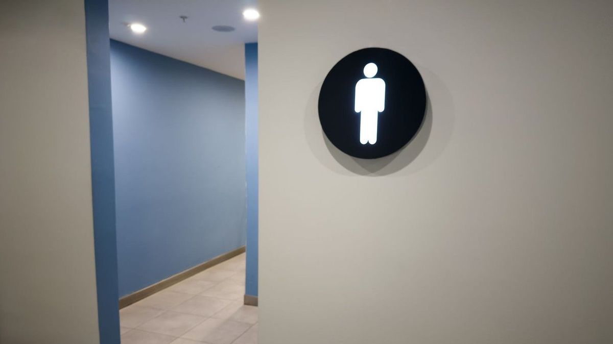 Čínská firma propustila zaměstnance za hodinové pobyty na toaletě. Trpím hemoroidy, bránil se inženýr