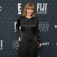 Americká herečka a komička Mary Steenburgenová v elegantních černých šatech s knoflíčky až na zem.