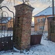 Vstupní brána do zahrádky, kde stávala šalanda, zatím čeká na obnovu.