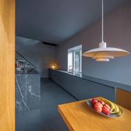 V kuchyni se mísí teplé a chladné materiály.