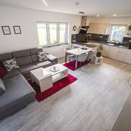 „Manžel zapálí dvě brikety v krbu a je tu za chviličku teplo a útulno jako na chalupě,“ říká Markéta.