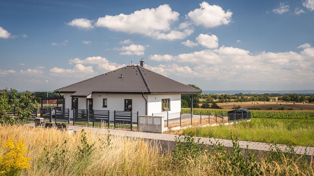 Učitelé toužili po domku na důchod. Po 20 letech v paneláku si svůj sen splnili