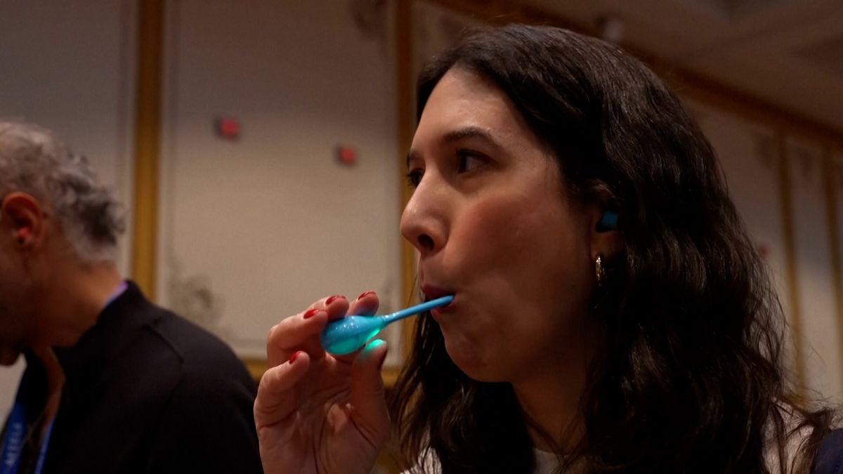 CES 2026: Nové lízátko hraje přímo v ústech. Hudbu vede přes kosti do ucha