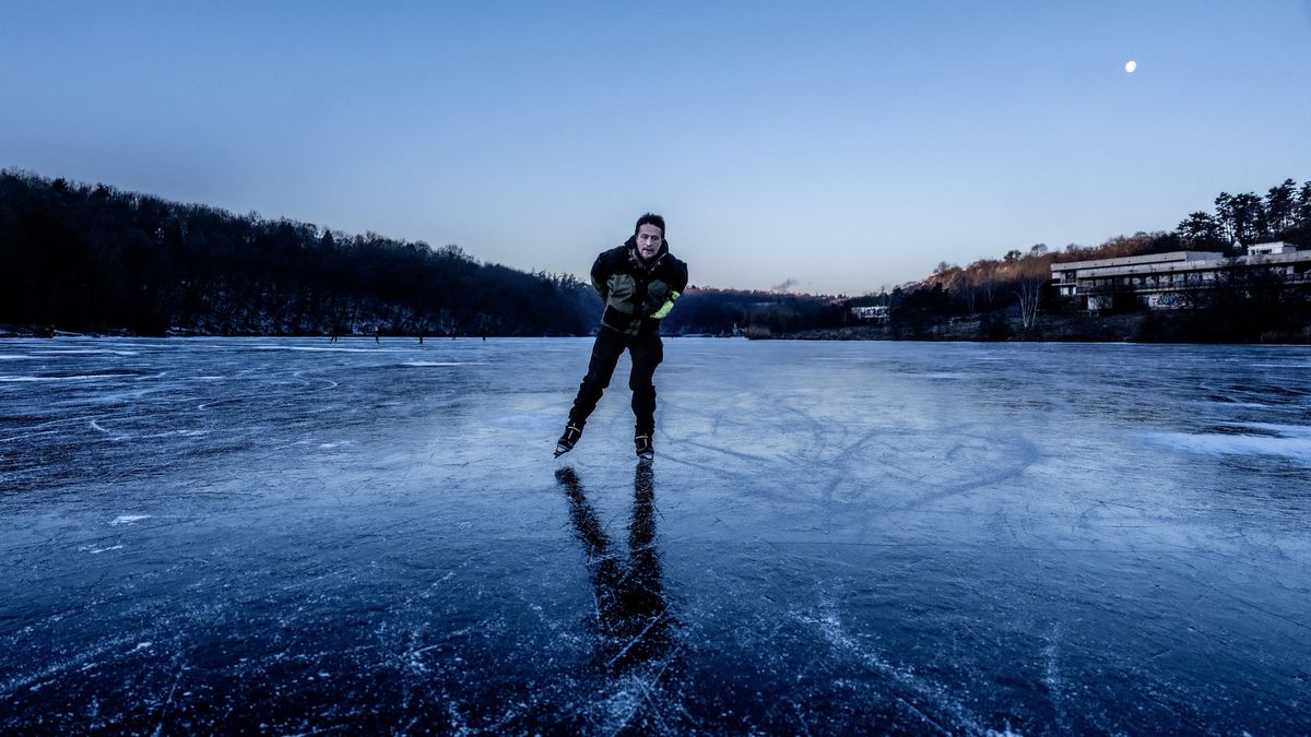 FOTO: Přírodní bruslení. V Praze se hraje hokej i za svitu měsíce.