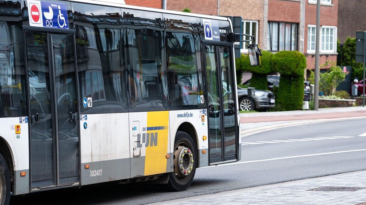 Řidič autobusu MHD v Bruselu náhle zastavil a odskočil si do pekárny pro koláče