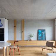 Architektky zařídily interiér minimalisticky, a přitom nápaditě a hravě.