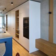 Kuchyň je řešena lineárně, zrcadlo na stěně její délku opticky zdvojnásobuje.