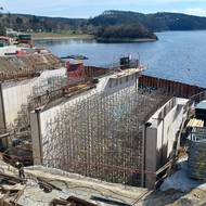 Průběh stavby na horní straně hráze