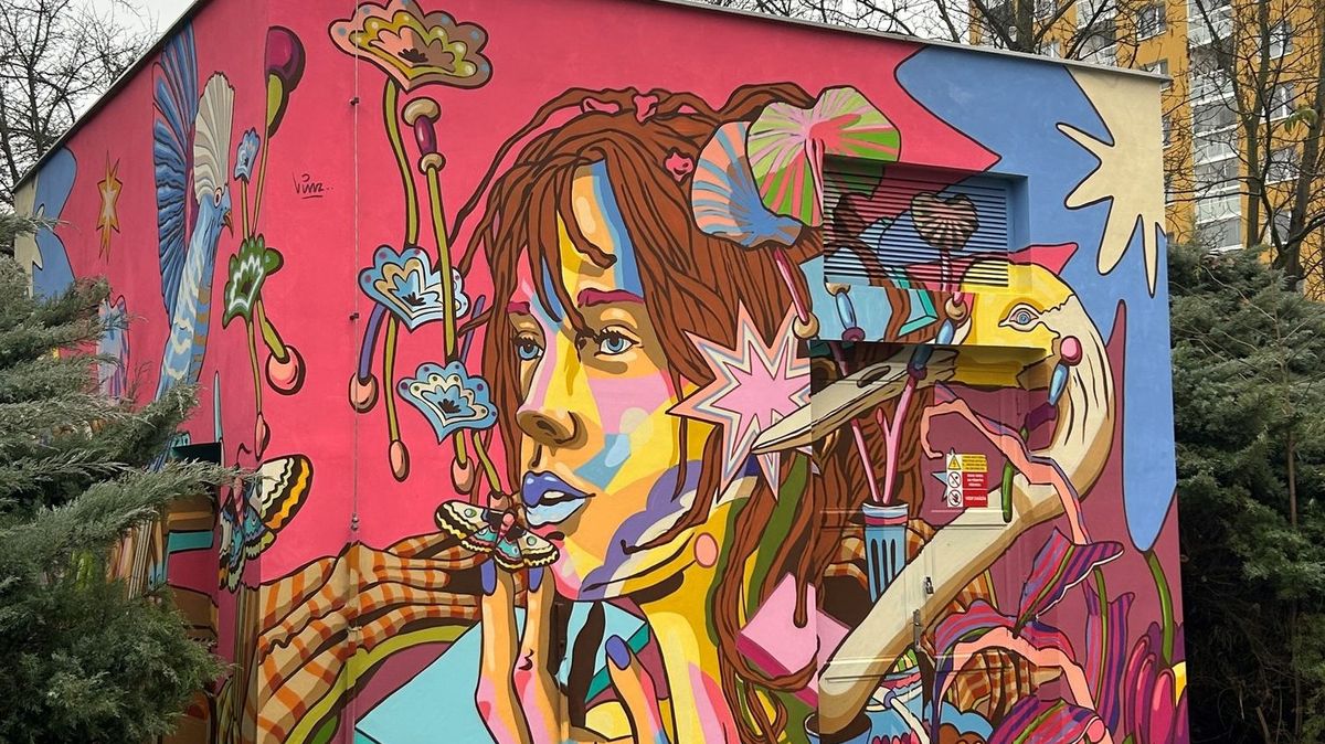 Francouzský výtvarník vytvořil na trafostanici zasněnou dívku s květinami a volavkou