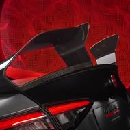 Zadní křídlo je z karbonu.