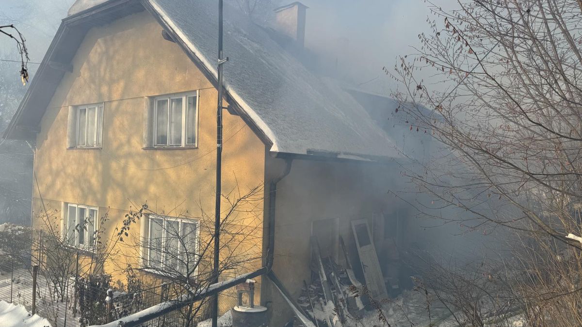 Hasiči likvidovali na Liberecku požár stodoly, který se rozšířil na rodinný dům