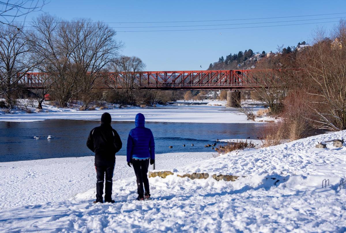 Berounka po letech zamrzá. Díky pomalejšímu toku bez přehrad se kousek od Prahy dá na řece bruslit. 