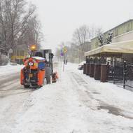 Silničáři se snaží hromady sněhu odklízet. 