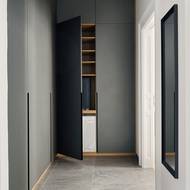 V bytě je spousta nového nábytku navrženého na míru.