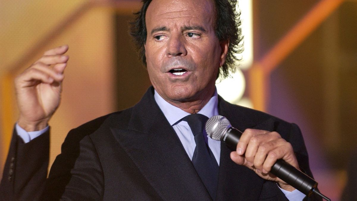 Zpěvák Julio Iglesias čelí podezření ze sexuálního napadení