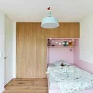 Nápadité je rovněž zakomponování postele do vestavěných skříní.