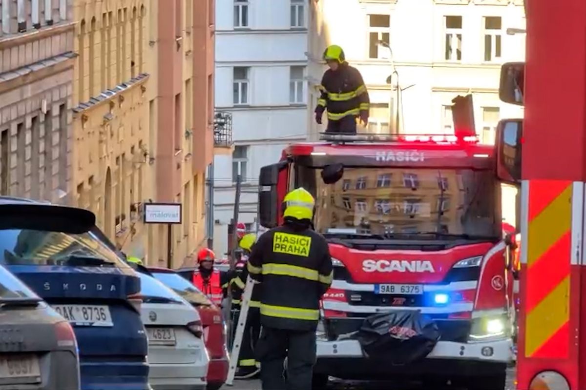 Požár bytu na pražském Žižkově: Jeden mrtvý, jedenáct zraněných