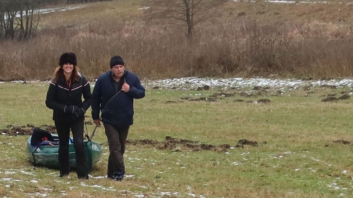 Kánoe jako ledoborce. Zamrzlá řeka komplikovala sčítání ptáků na Berounce