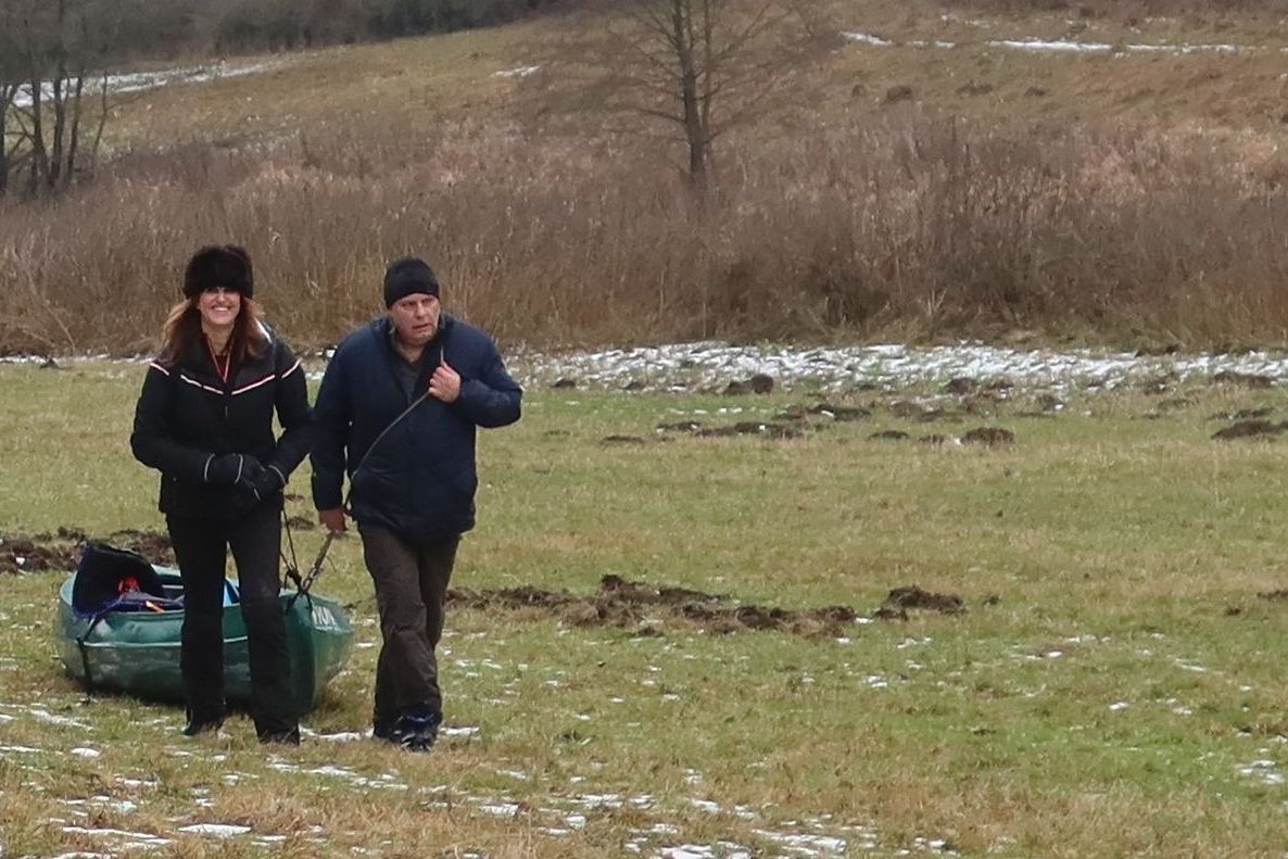 Kánoe jako ledoborce. Zamrzlá řeka komplikovala sčítání ptáků na Berounce