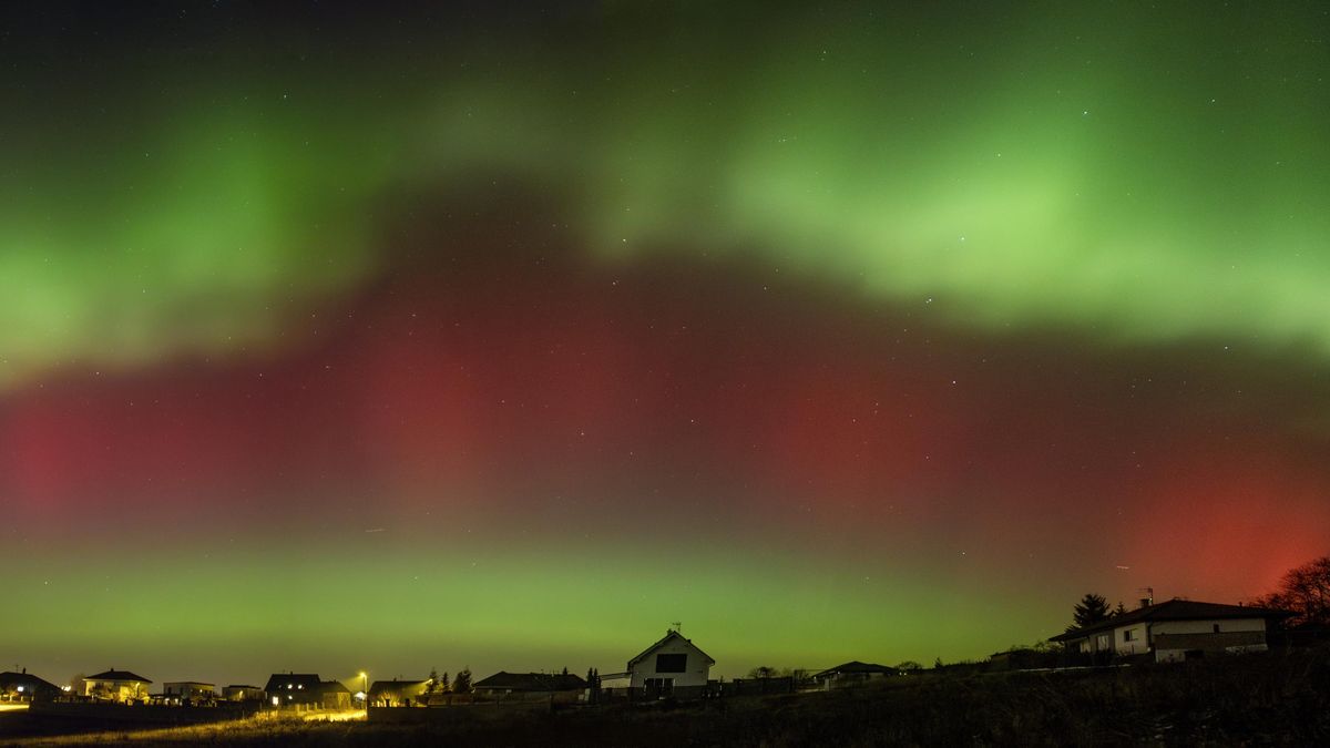 Polární záře, jaká nemá v Česku obdoby. Pokochejte se záběry nebeské hry barevných světel