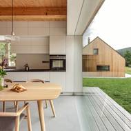 Obyvatelé mají k dispozici jídelnu s výhledem.